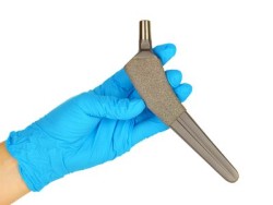 hip-implant-hand