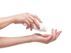 talcum-powder-hand