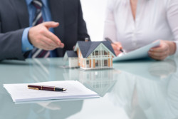 Discussion with a real estate agent