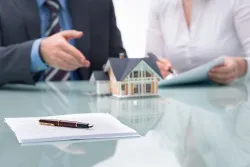 Discussion with a real estate agent