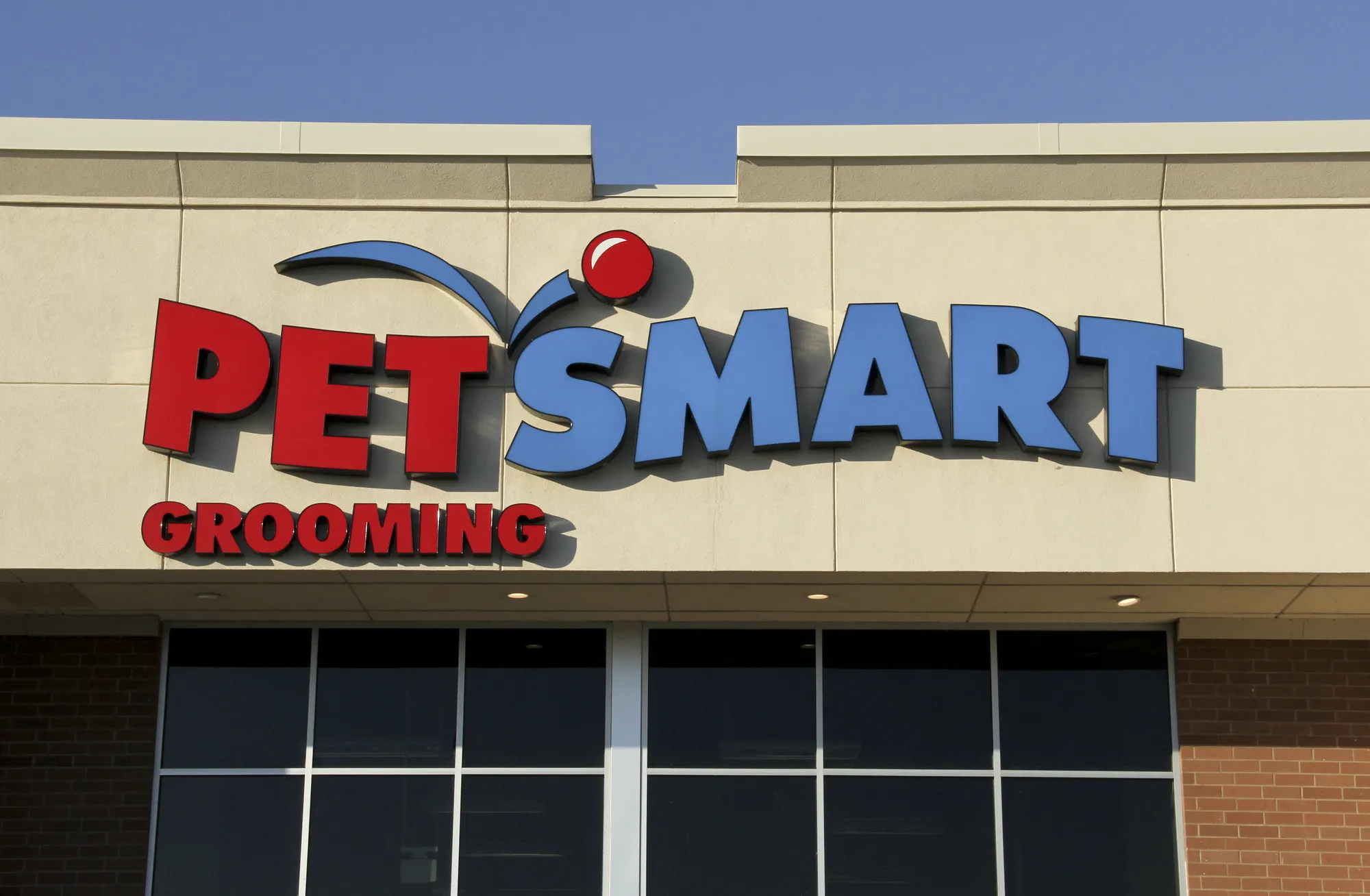 SPENCER , WISCONSIN Oct. 8, 2014: Pet Smart Sign on a store front. Pet Smart is a retail chain specializing in pet supplies and services.