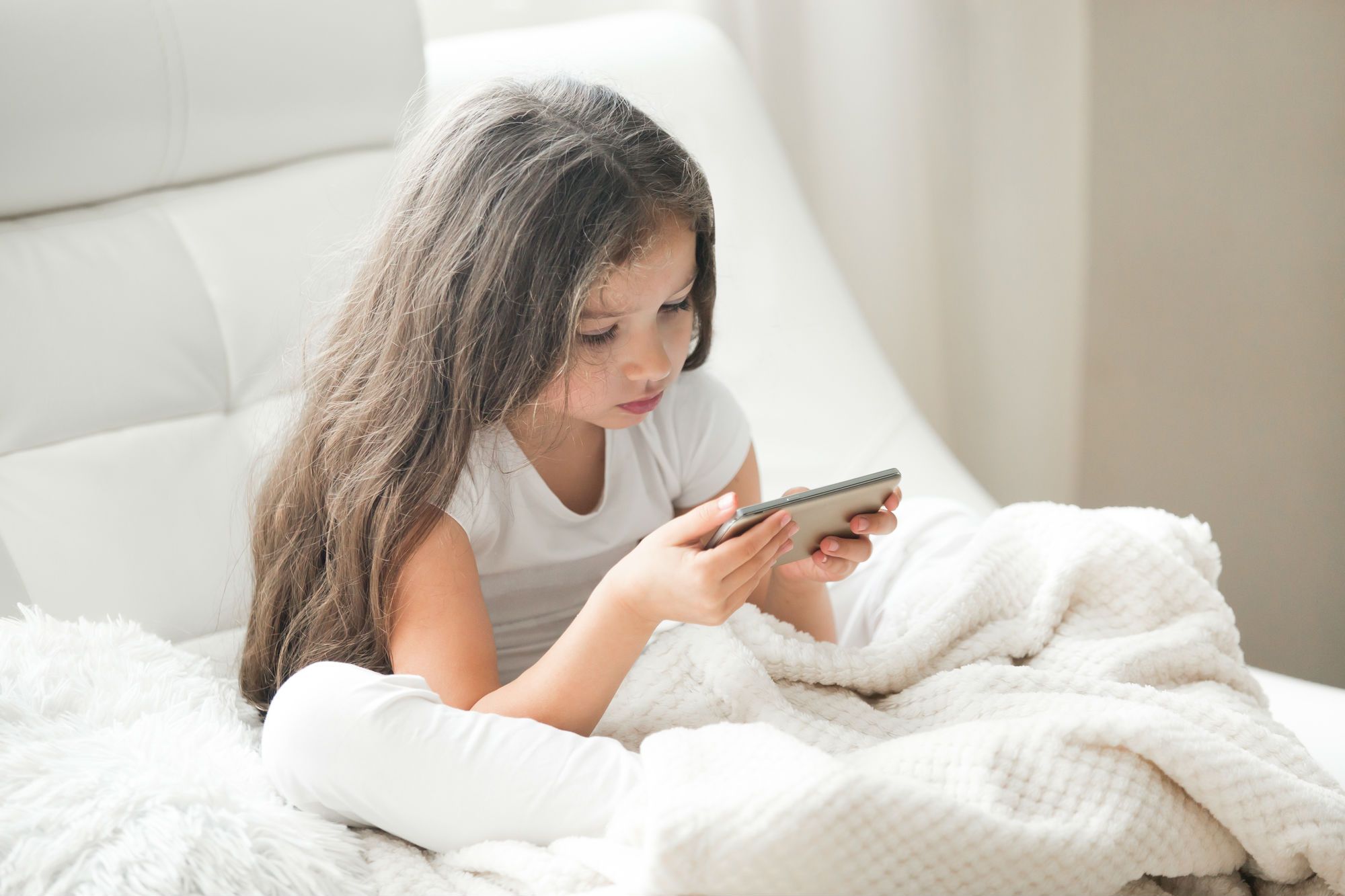 girl-smartphone