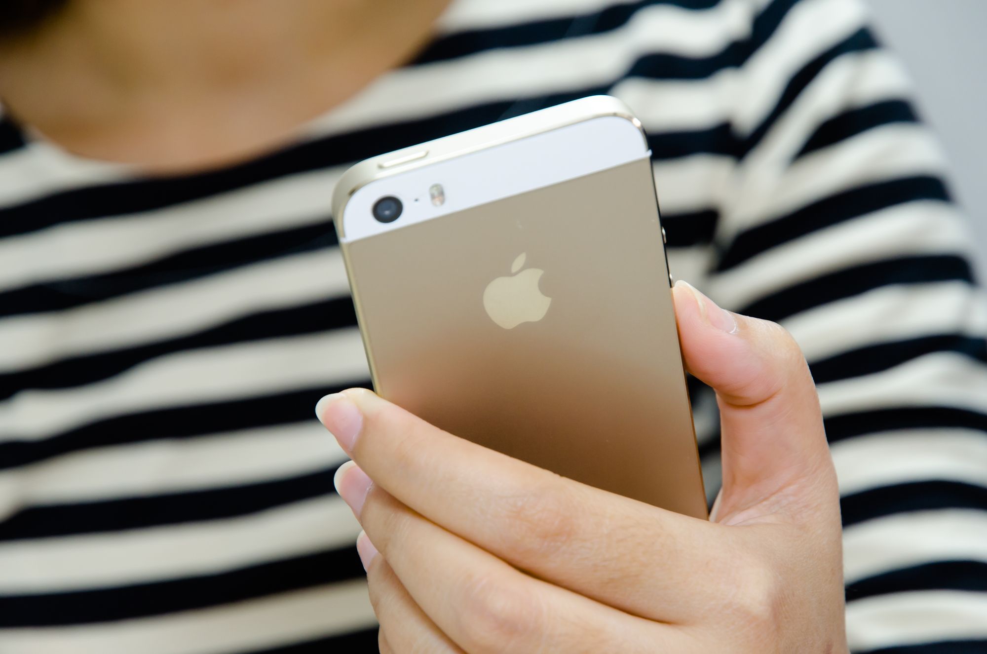 girl using iphone 5s