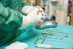 surgeon deals with symptoms of hernia mesh problems