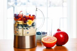 Kitchen blender with fruit