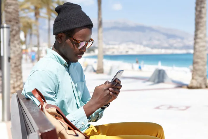 man getting unwanted text from fingerhut