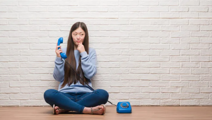 woman on phone with Volaris