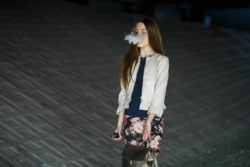 vaping teenage girl