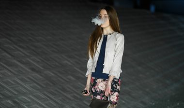 vaping teenage girl