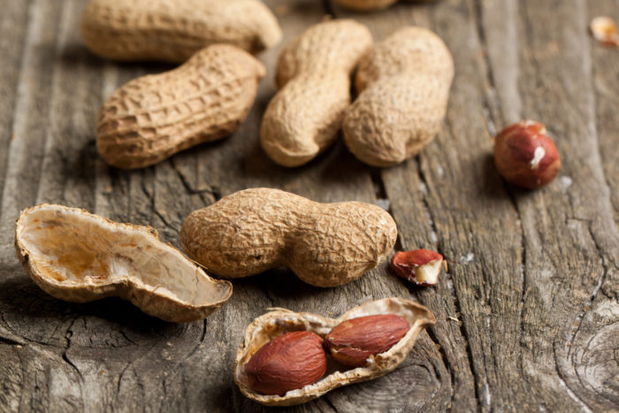 shelled and unshelled peanuts