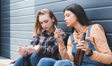 Teens are reportedly suffering vaping seizures brought on after using JUUL ecigarettes.