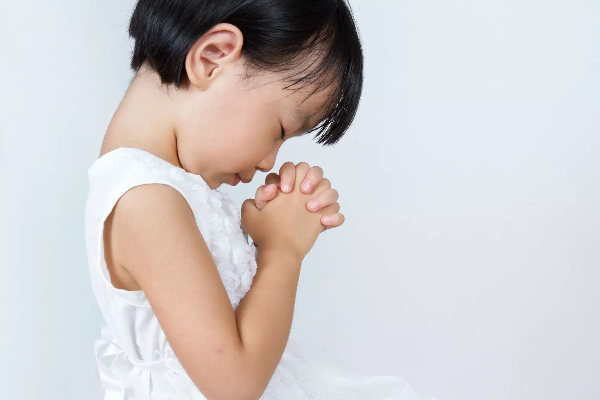 Toddler girl prays