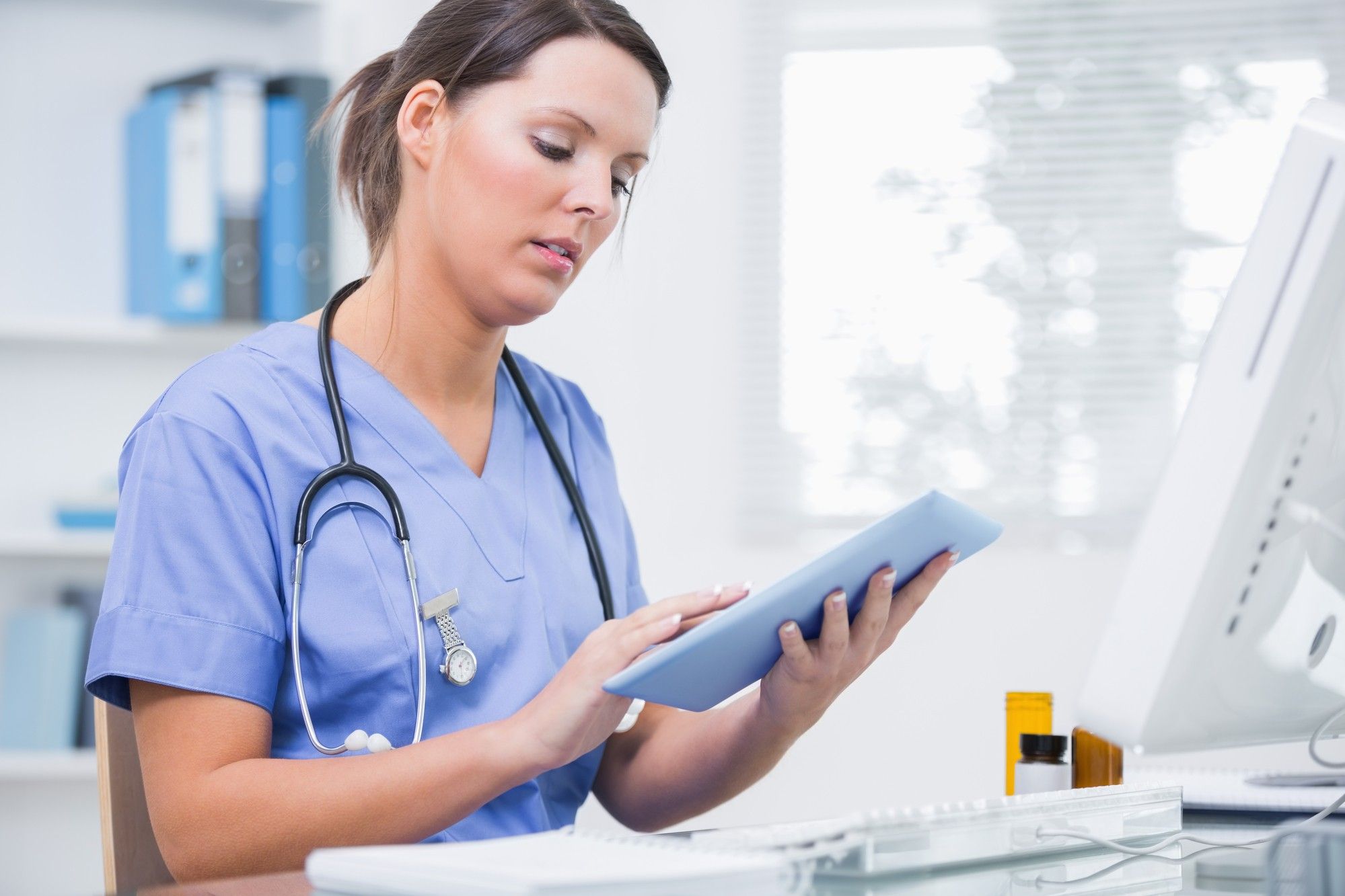 nurse workoing on iPad