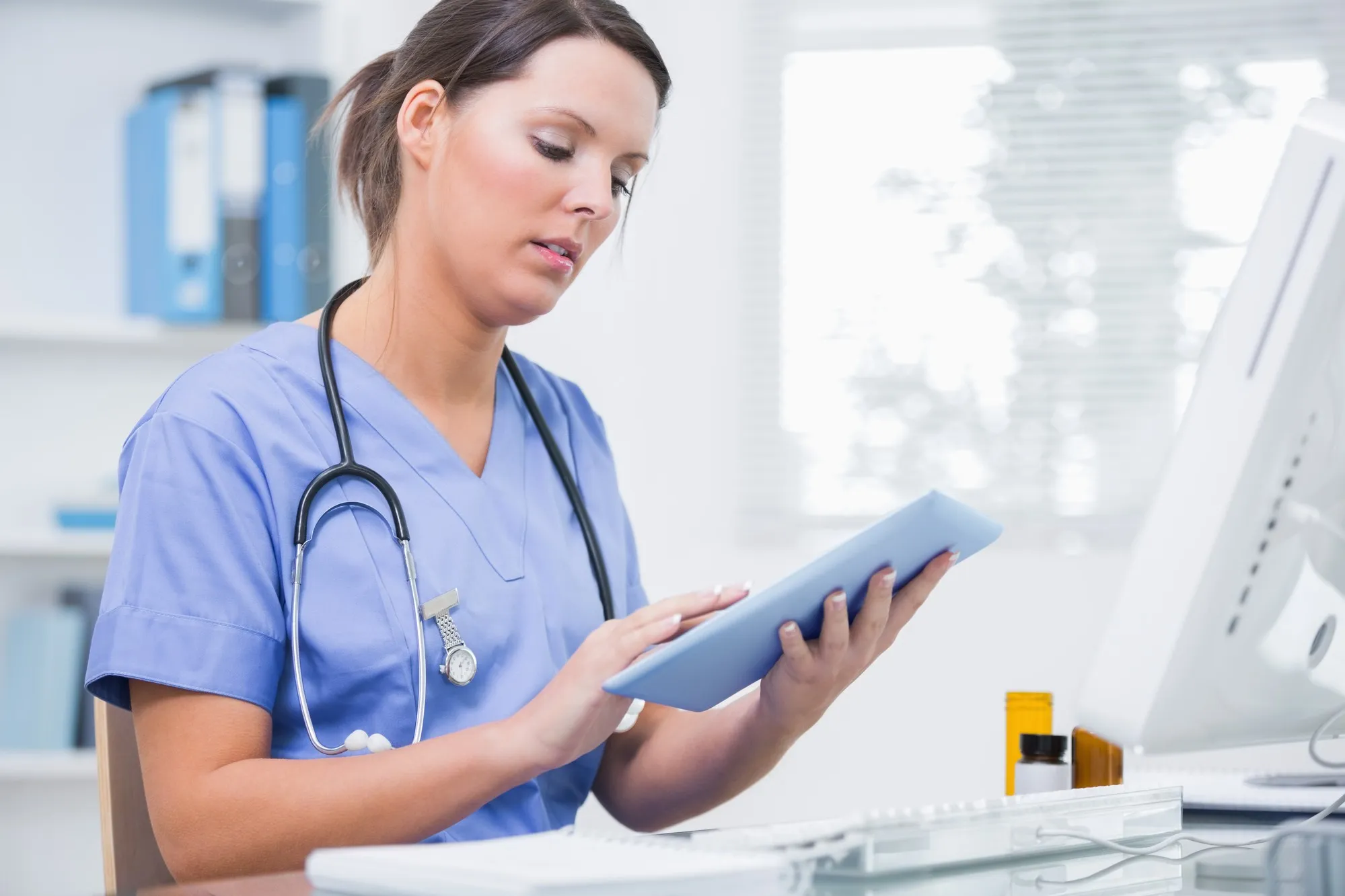 nurse workoing on iPad