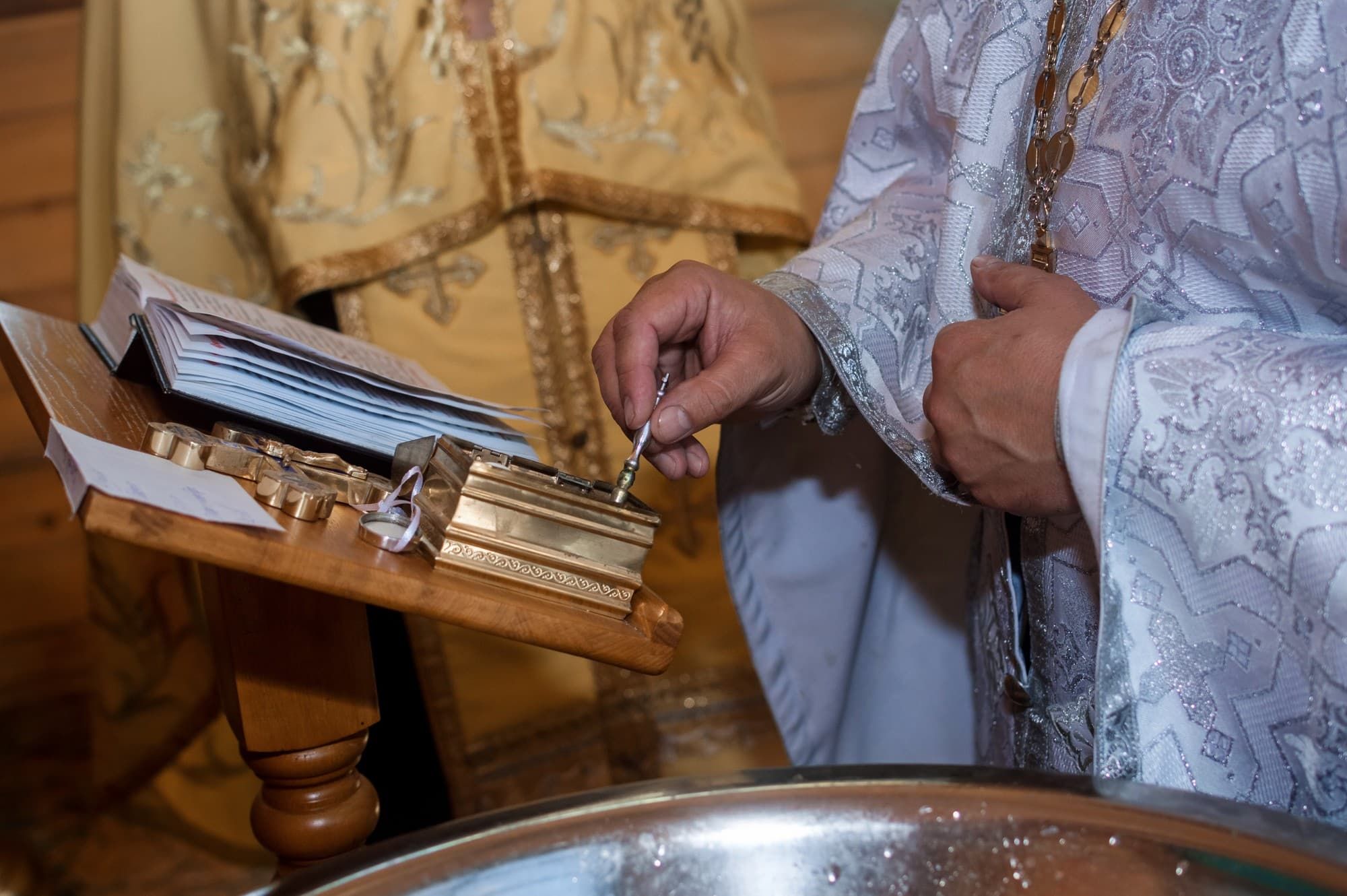 priest-during-mass
