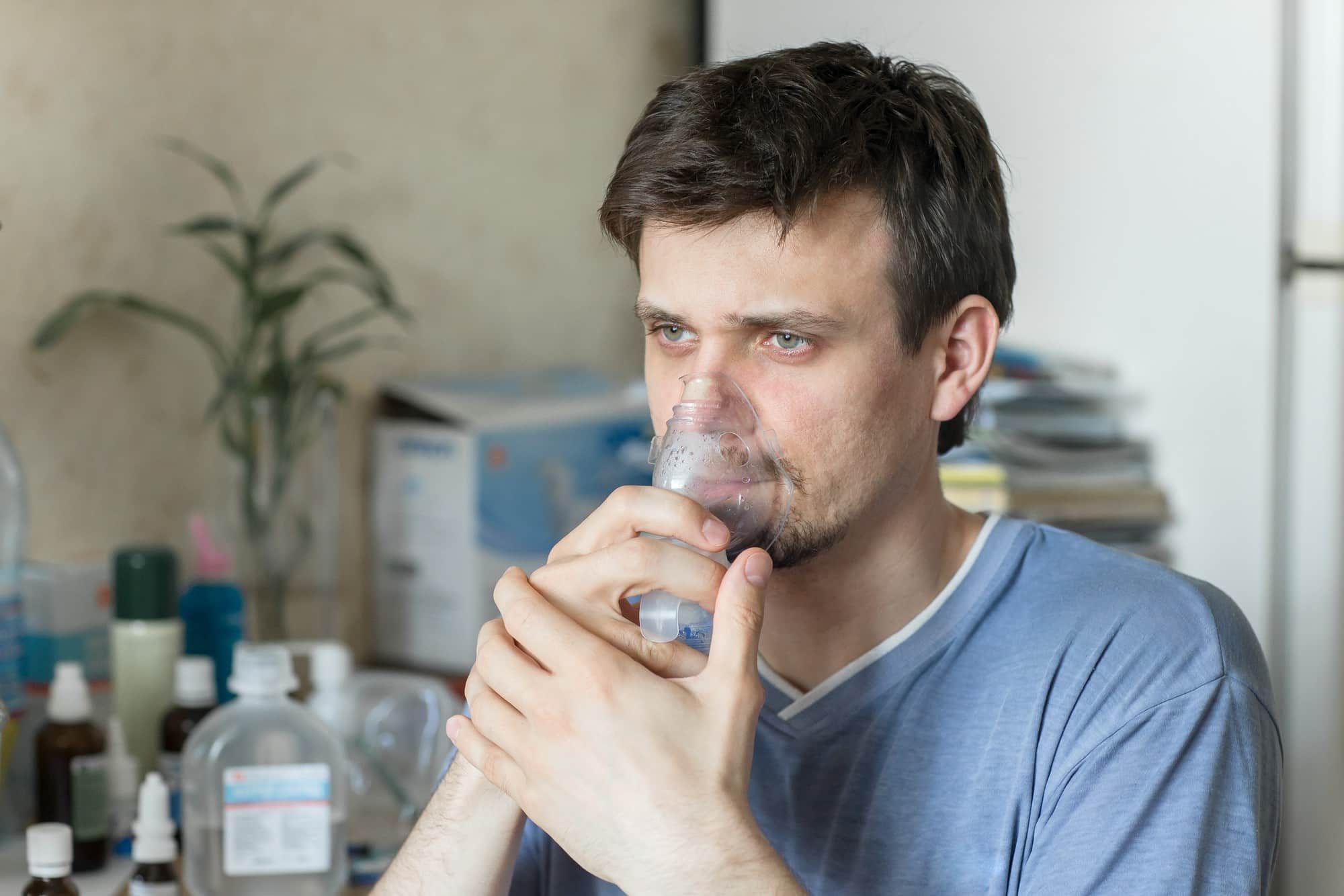 man with asbestosis using oxygen mask