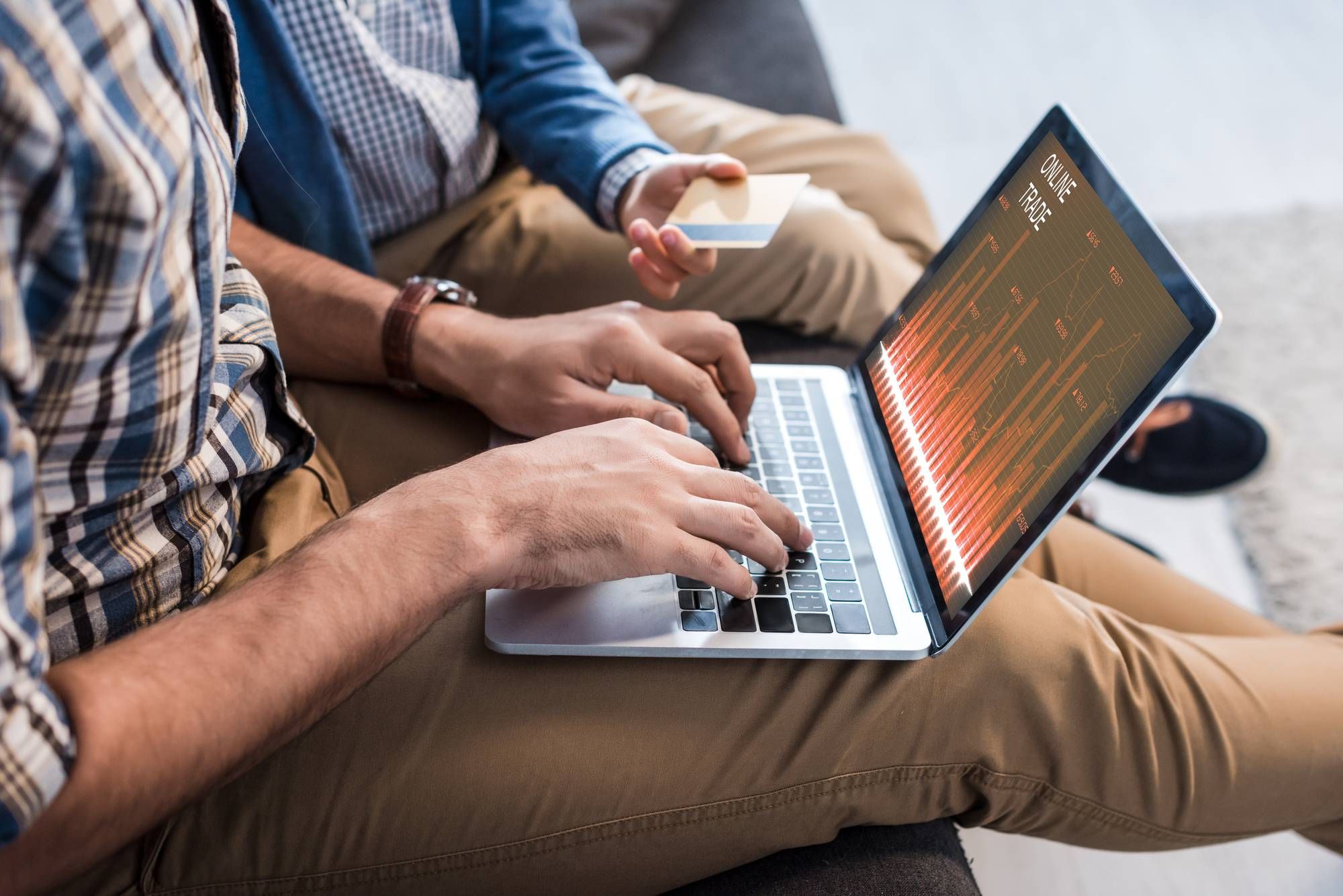 E*Trade allegedly suffered a glitch which hid low crude oil prices.