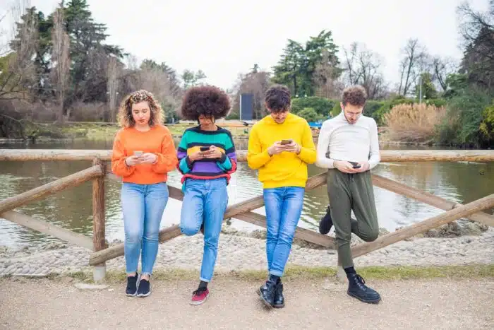 friends playing Huuuge Casino games on phones