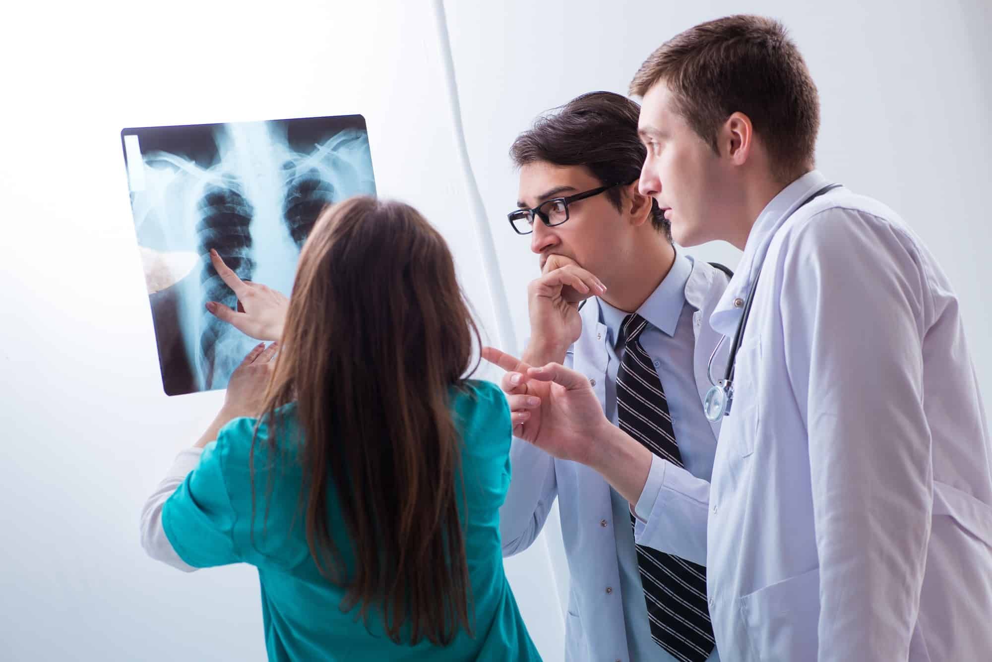 Doctors look at liungs of someone with pnuemonia from vaping