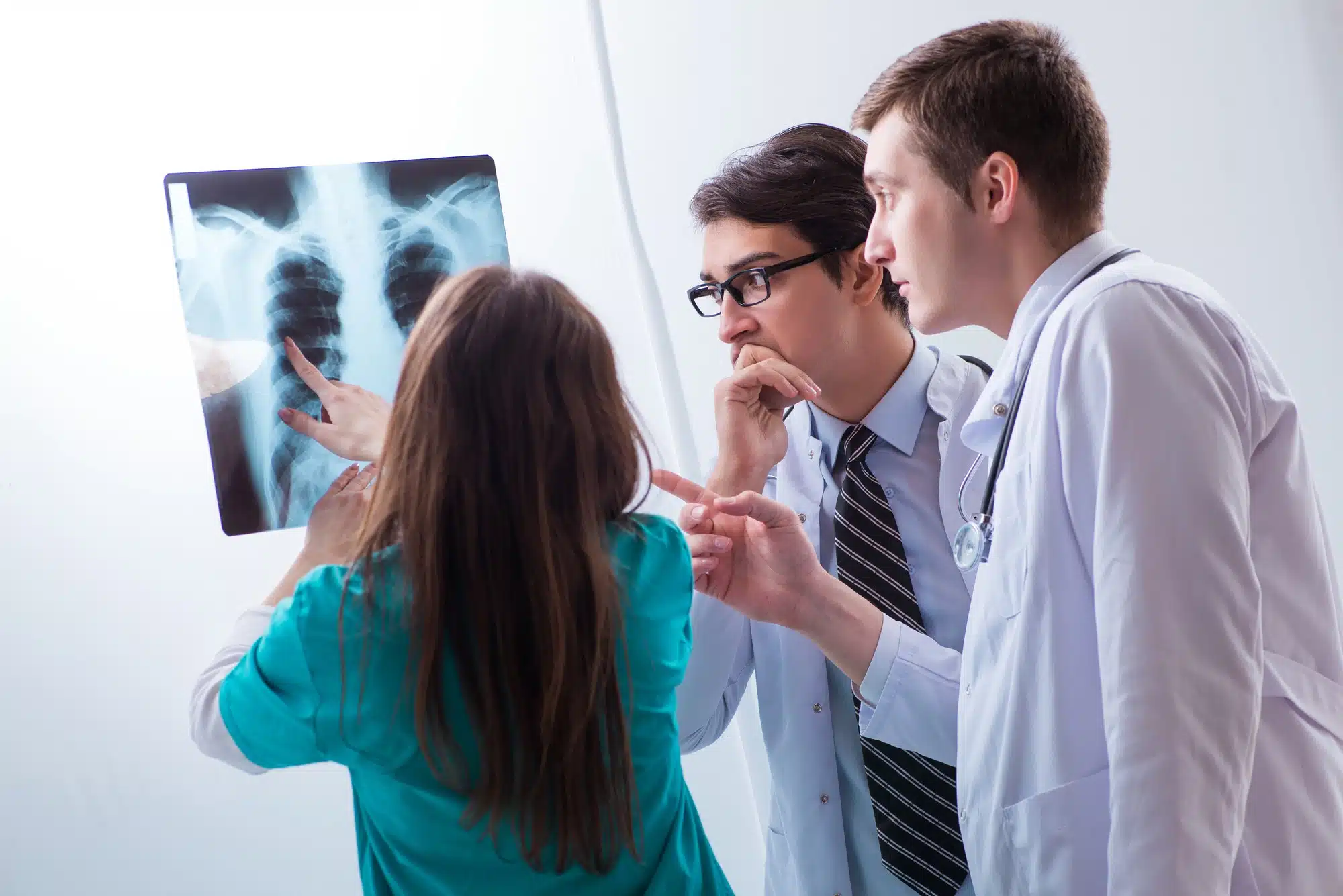 Doctors look at liungs of someone with pnuemonia from vaping