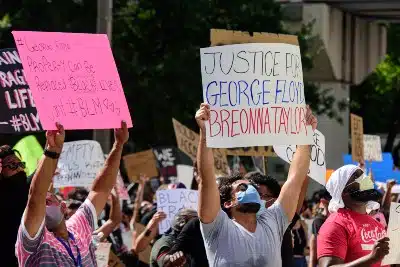 A crowd protests the deaths of George Floyd and Breonna Taylor - wrongful death