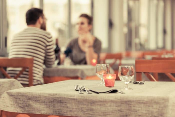 social distancing at restaurant