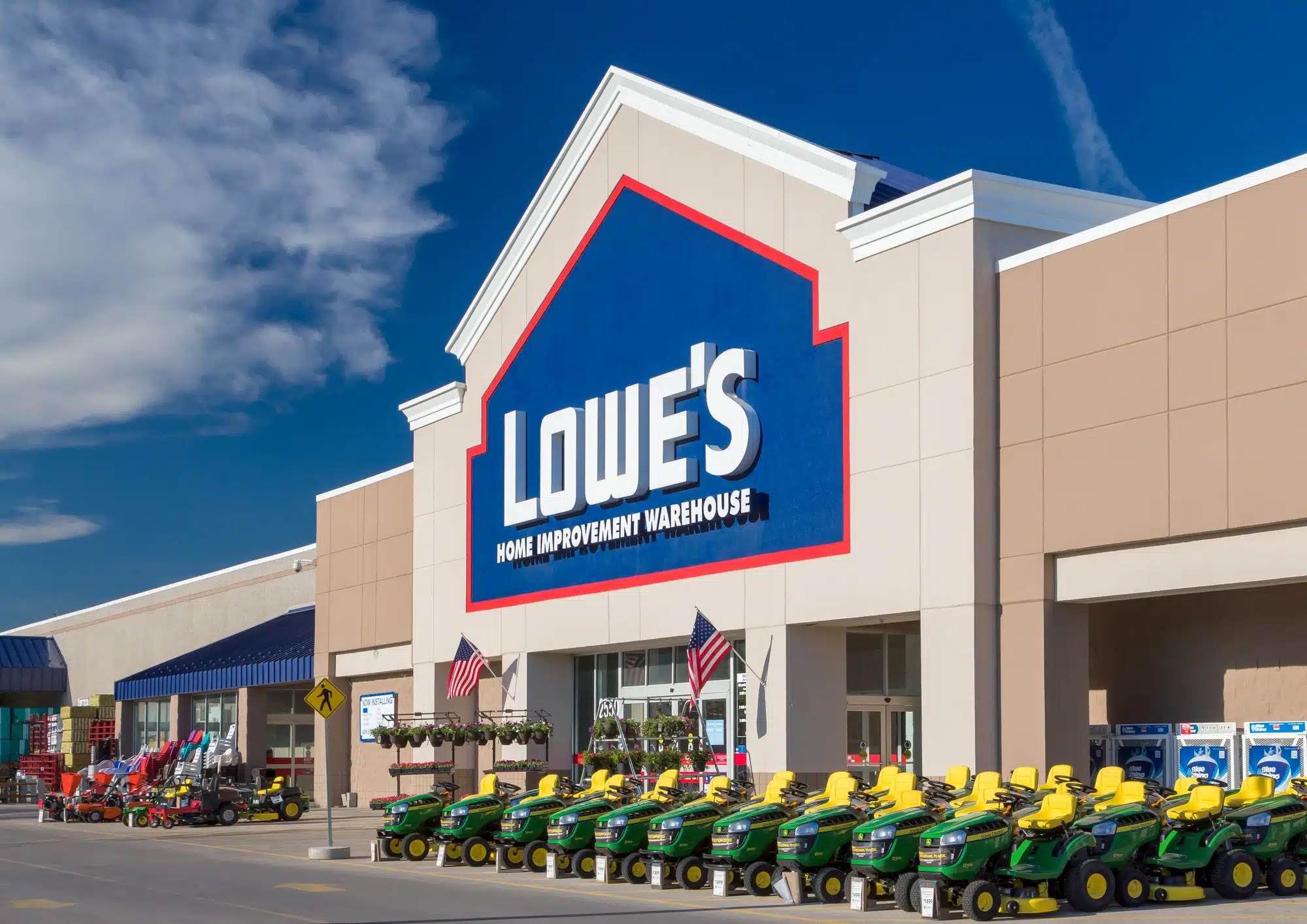 An alleged Lowe's ceiling fan defect prompts a lawsuit.