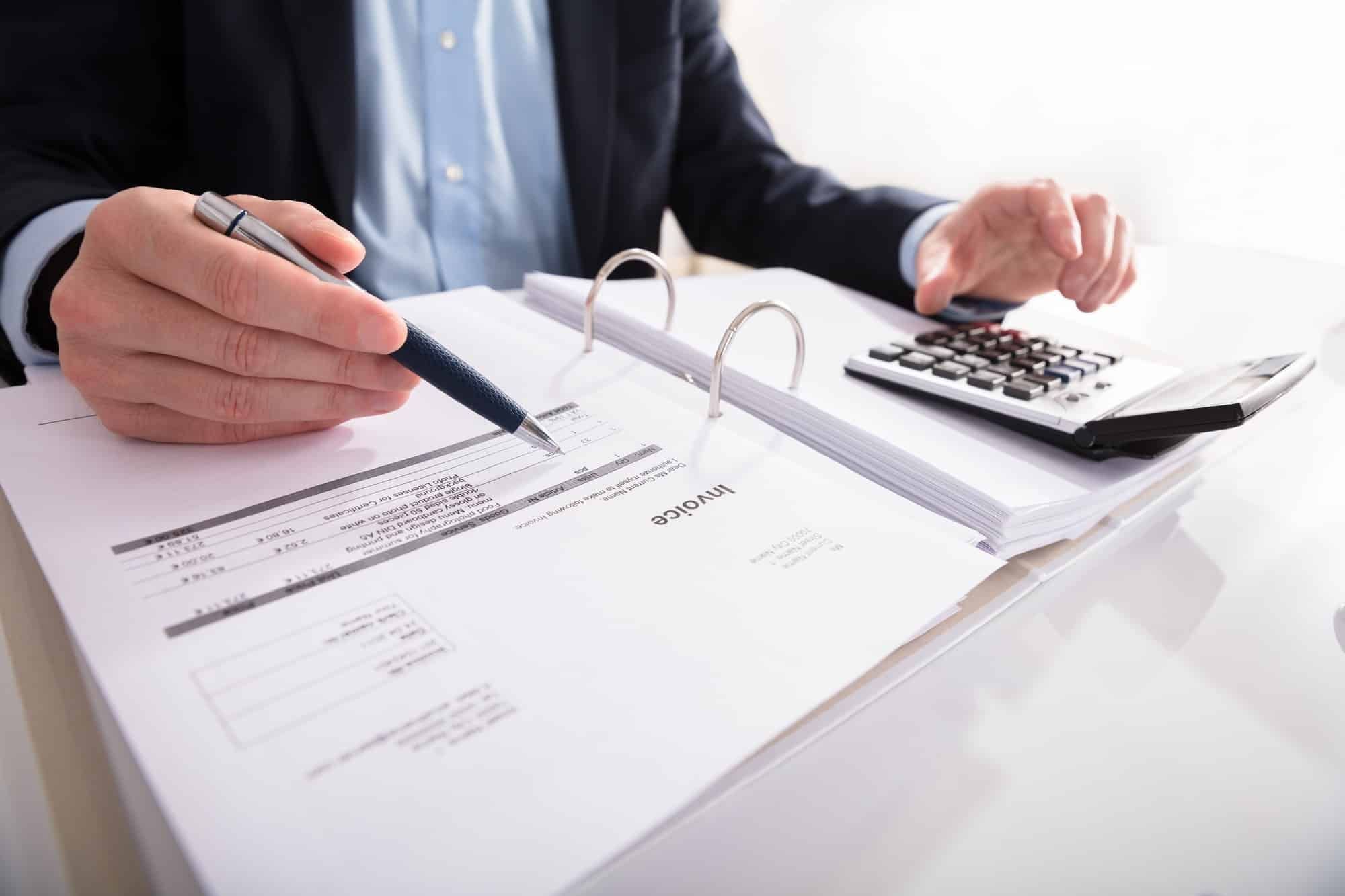 Person adding up paycheck regarding Lowe's sick time pay