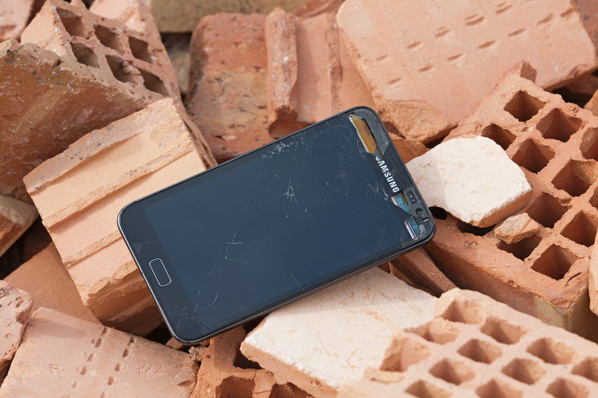 Samsung Sued Over Phone Camera's Shattered Glass 'Defect'