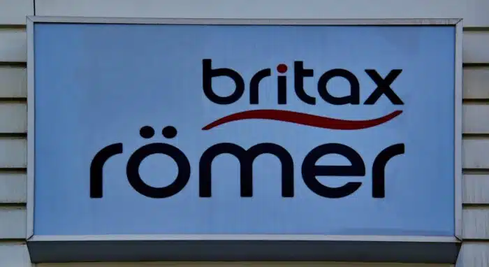 Britax signage - britax child safety seat class action lawsuit, Harness-2-Booster