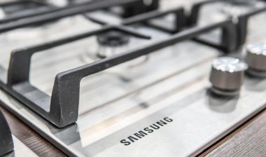 Close up of knobs on a Samsung range.