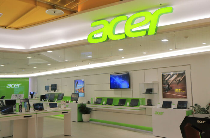 À l'intérieur d'un magasin Acer à l'intérieur d'un centre commercial.