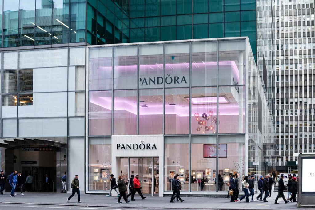 Exterior of a Pandora location - Pandora virtual try-on tool