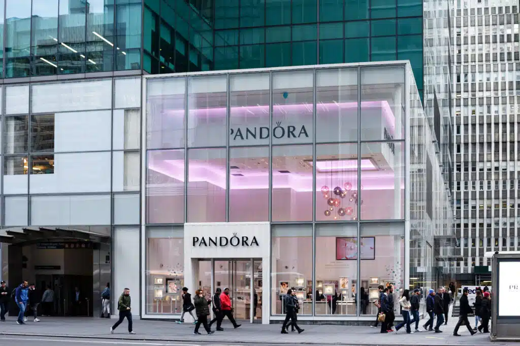 Exterior of a Pandora location - Pandora virtual try-on tool 