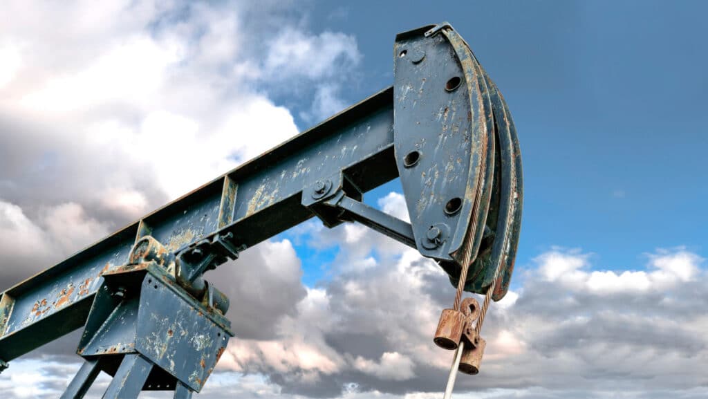 Oil rig drilling, representing the Oklahoma earthquakes class action lawsuit settlement