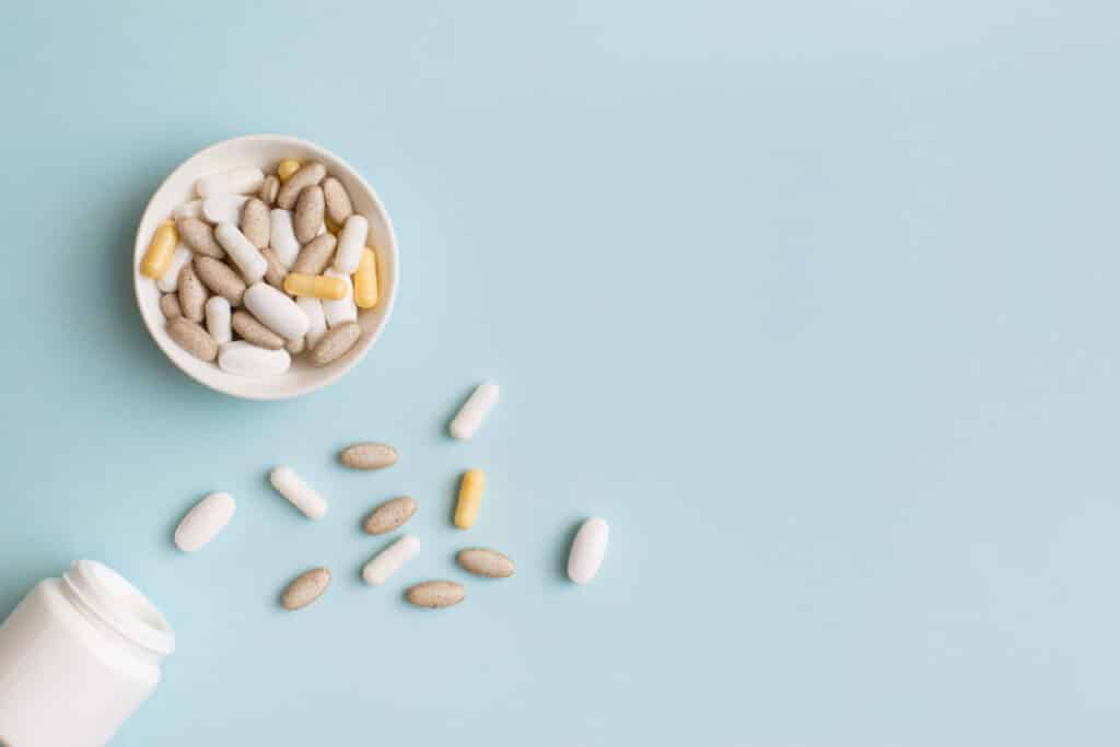 Overview of supplements in a container with a dew spilled