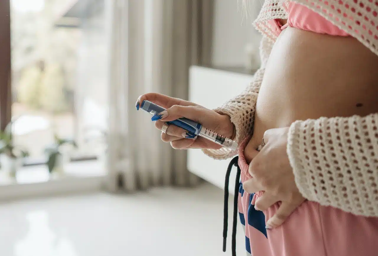 woman using insulin injector