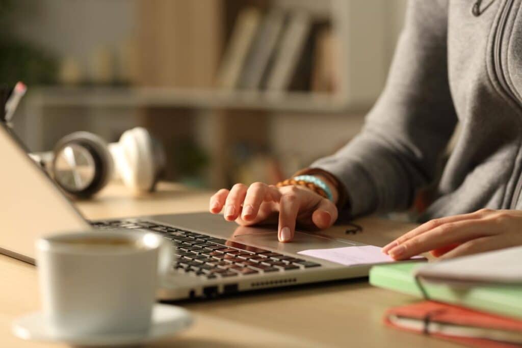 A female student using a laptop, representing the Udemy price promotion class action settlement.