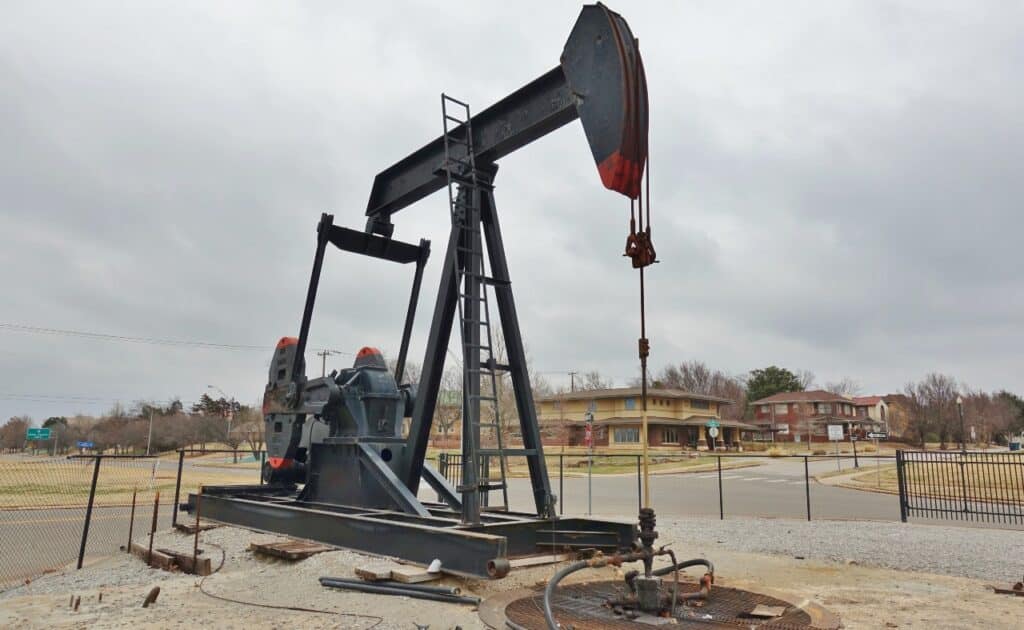 Oil well in Oklahoma, representing the Oneok class action lawsuit settlement.