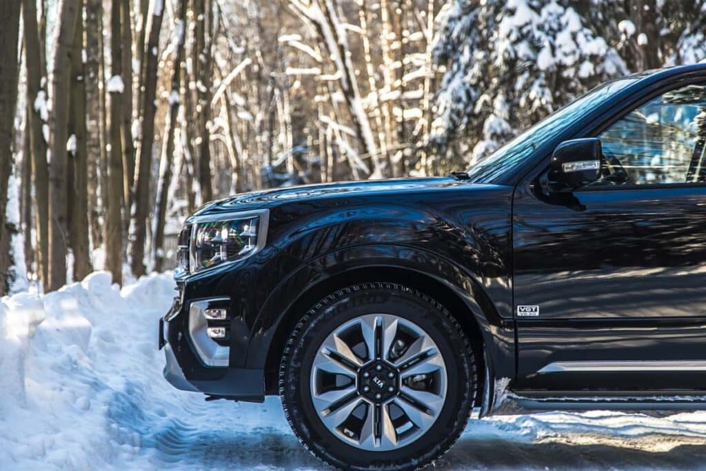 Side view of a Kia Borrego, representing the Kia Borrego recall.
