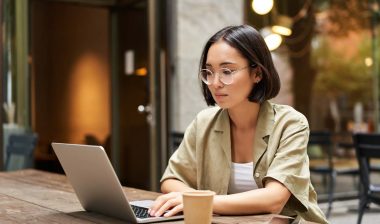 Girl using a computer, representing the SelectBlinds class action settlement.