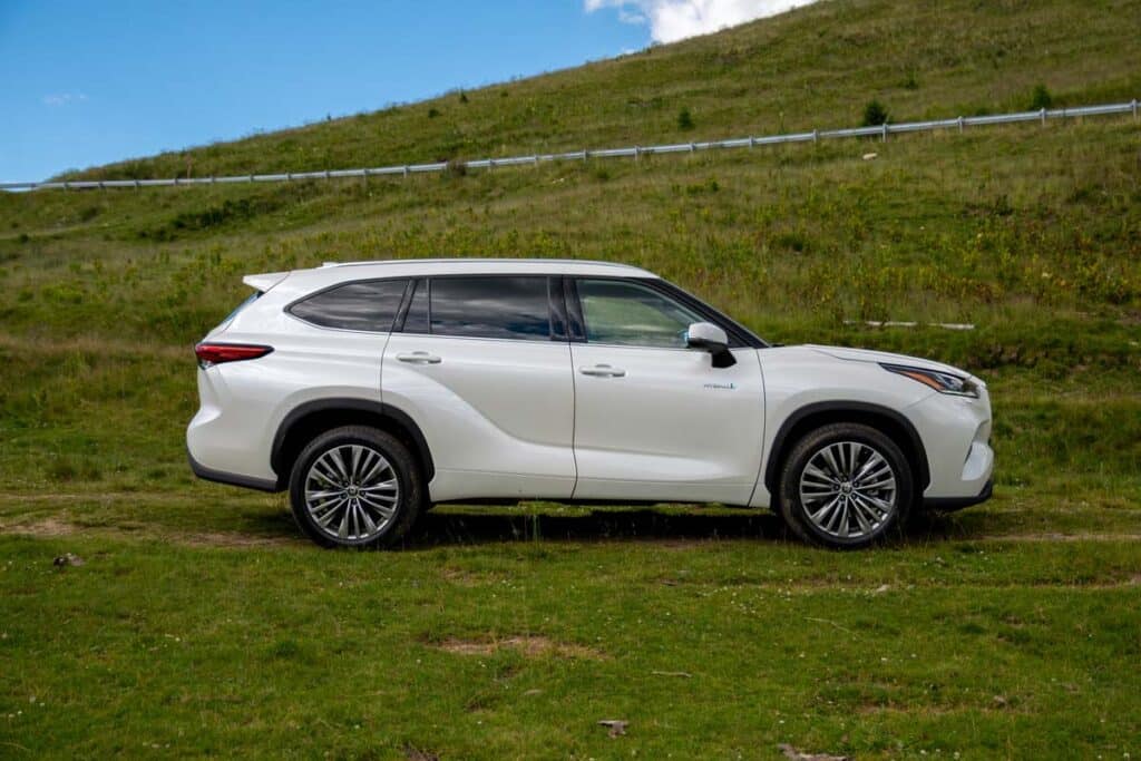 Side view of a 2022 white Toyota Highlander, representing the Toyota Highlander recall.
