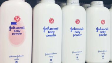 Johnson & Johnson baby powders on a supermarket shelf, representing the Johnson & Johnson talc baby powder settlement.