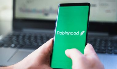 Close up of Robinhood logo displayed on a smartphone screen, representing the Robinhood referral text messages settlement.