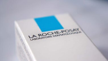 Close up of La Roche-Posay logo on a product package, representing the La Roche-Posay class action.