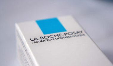 Close up of La Roche-Posay logo on a product package, representing the La Roche-Posay class action.
