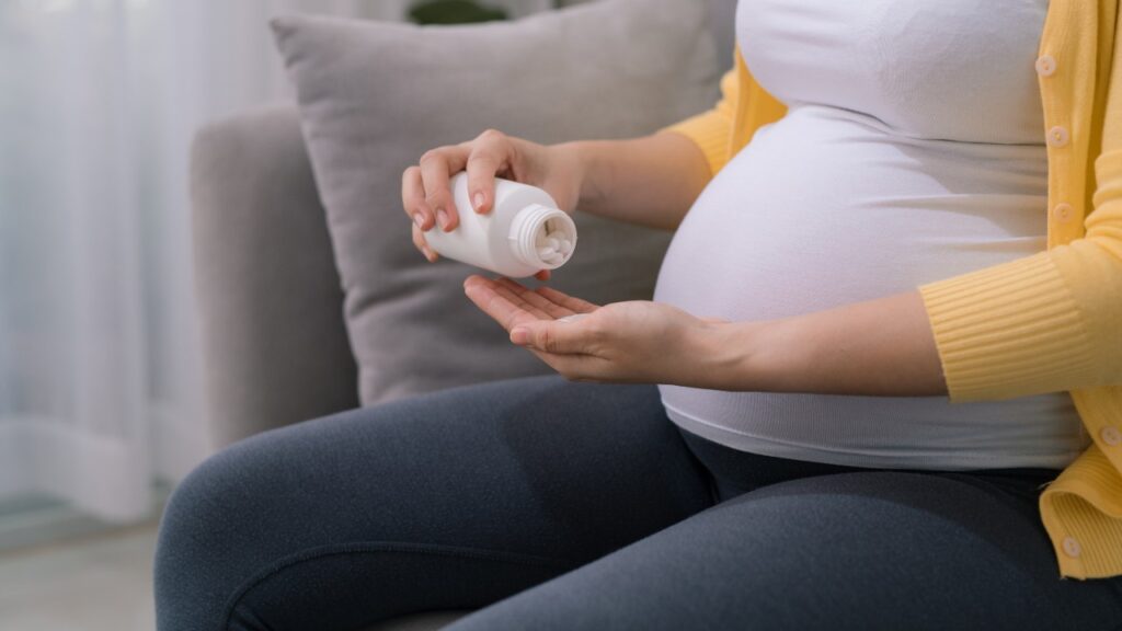 Pregnant woman taking tylenol