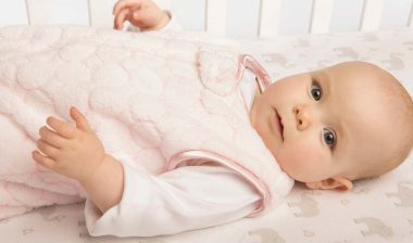 Close up of a baby in a sleep sack, representing the Dreamland class action.