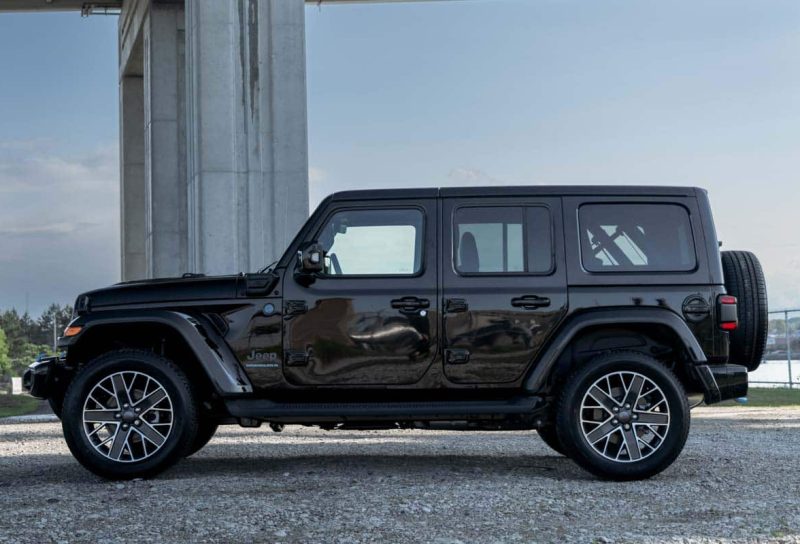 Side view of a black Jeep 4XE, representing the Jeep class action.