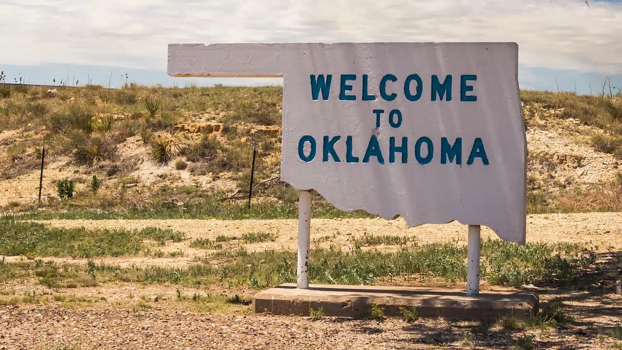 Oklahoma state skyline set on the state border